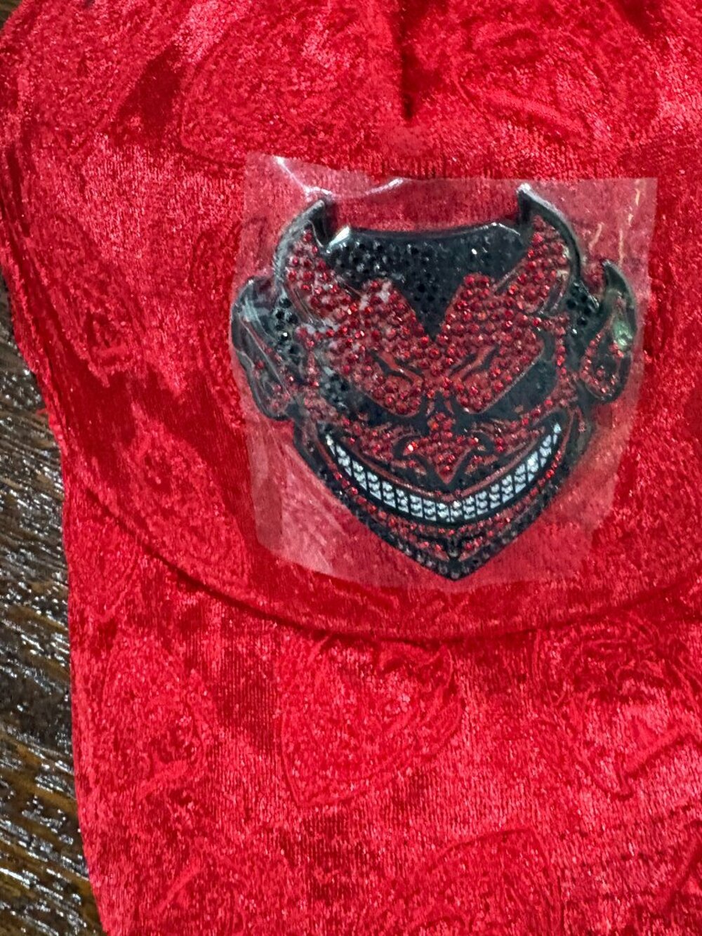 CH Chucky Hats  Porte Y Estilo Red Velvet Devil Medallion Sequin Black Horror - Picture 2 of 6